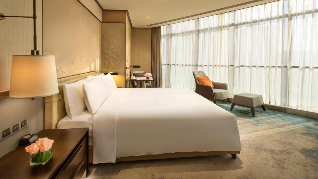 Отель Crowne Plaza Xiangxi Фэнхуан Экстерьер фото
